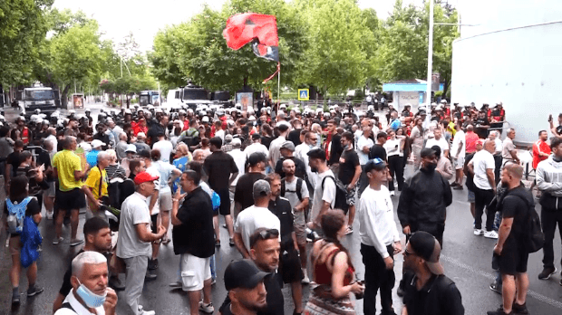 Sukobi demonstranata i policije ispred Skupštine u Tirani