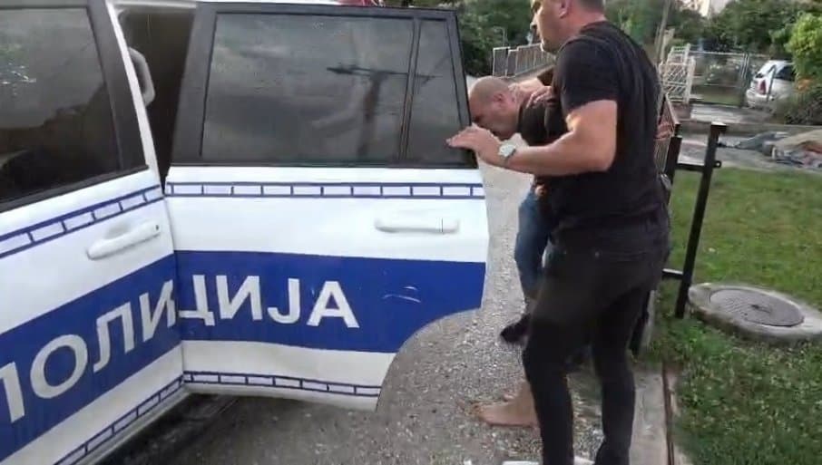 HAPŠENjE OSUMNjIČENOG ZA PRETNjE VUČIĆU: Ovako su mu škljocnule lisice!