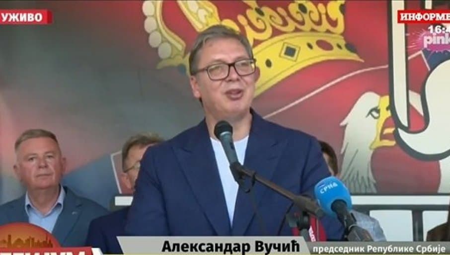 Vučić u Drvaru najavio 140.000 evra za novu opredu Jumka i 1,5 miliona za tržni centar