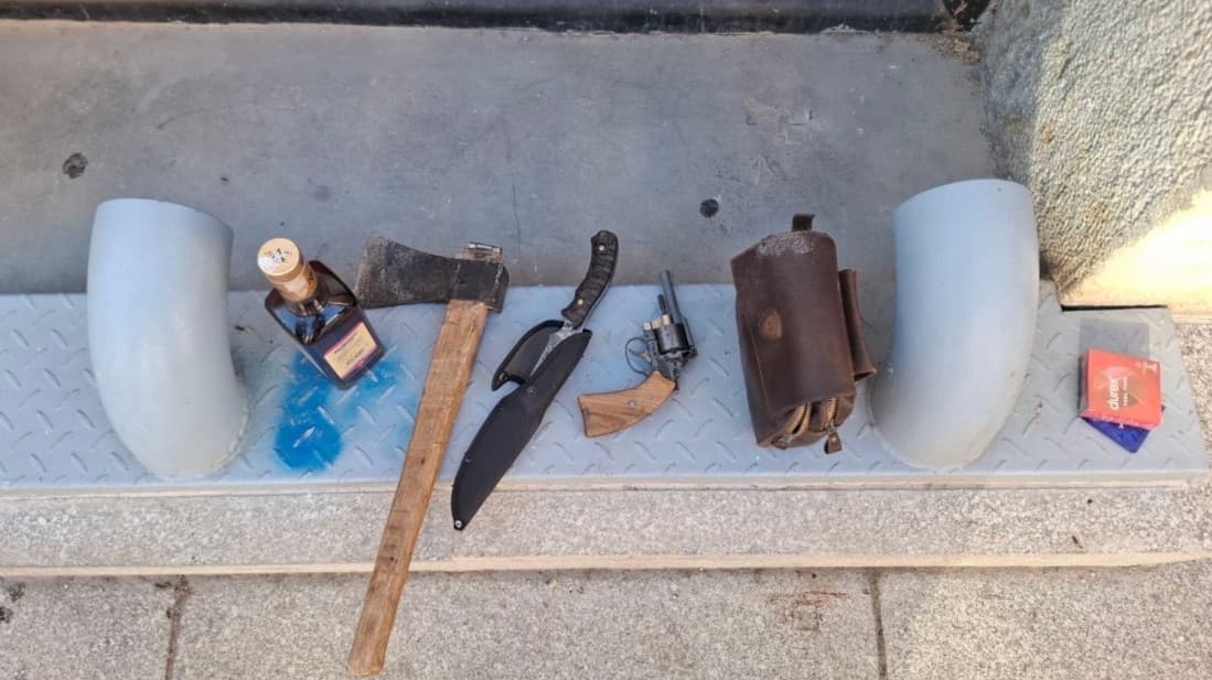 Policija u Kragujevcu oduzela sekiru, nož i gasni pištolj 19-godišnjaku