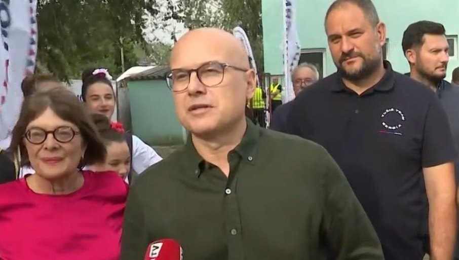 "ALEKSANDAR VUČIĆ ZA PREMIJERA - UJEDINjENA SRBIJA" Vučević zagrmeo iz Šajkaša - "Ne damo Vojvodinu, džabe su čuvali +384 pozivni broj"