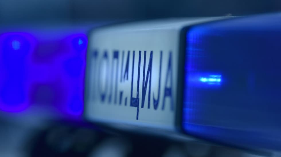 Automobil izleteo sa puta kod Sopota: Vozač poginuo, jedna osoba povređena