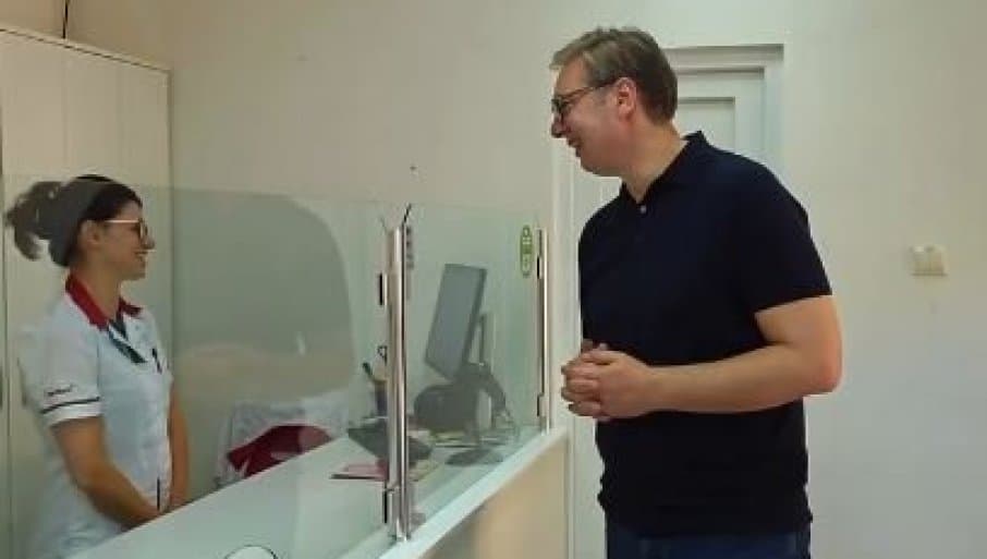 Vučić obišao apoteku u Kalni kako bi proverio primenu nižih cena lekova