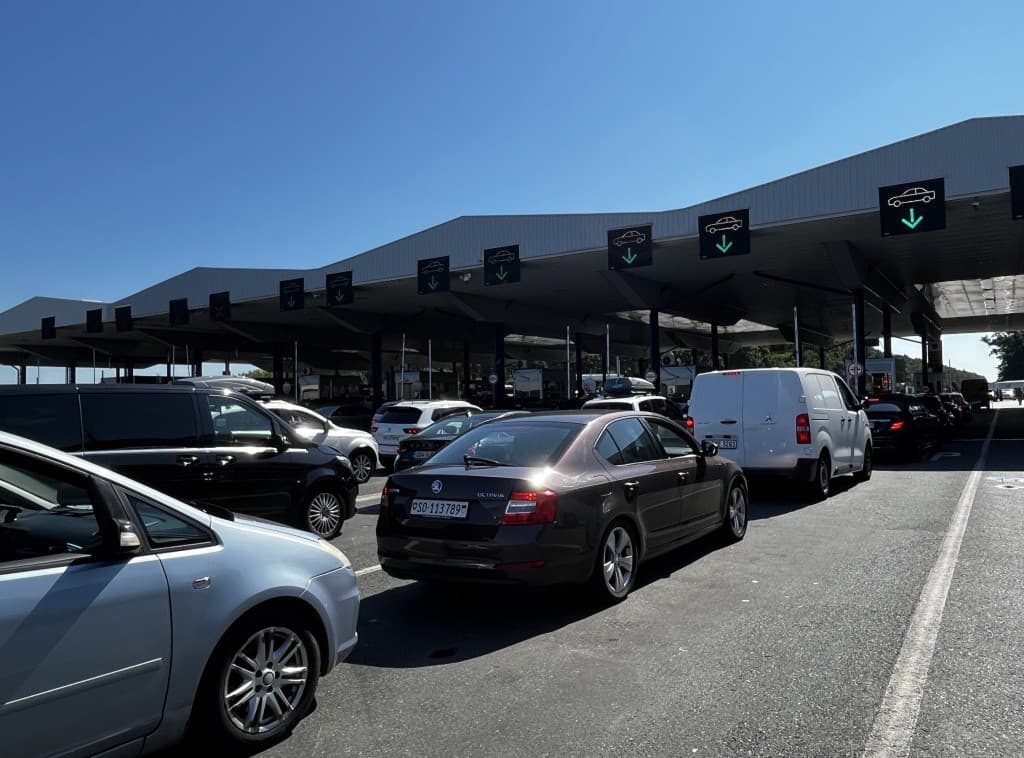Na Batrovcima putnici čekaju dva sata, na Preševu do 40 minuta