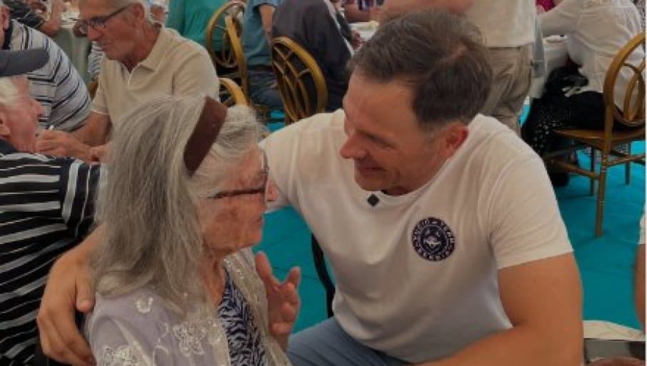 "ČAST MI JE ŠTO SAM IMAO PRILIKU DA UPOZNAM MILICU KOJA IMA 96 GODINA" Siniša Mali podelio prelepu fotografiju iz Mladenovca