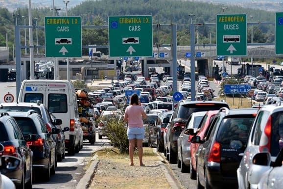 (FOTO, VIDEO) U KOLONI NA GRANICI STOJE 5 SATI Ogromne gužve zbog štrajka grčkih carinika: "Situacija je napeta, u vozilima ima mnogo dece i trudnica"
